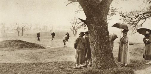 The ninth green at Tooting Bec golf course, from Wonderful London, published 1926-27